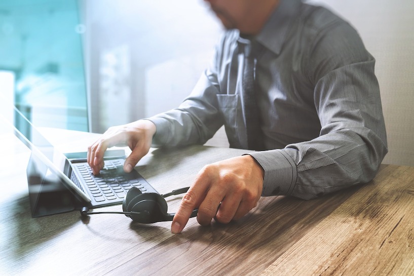 Mit der richtigen Software lassen sich Kosten sparen. Laptop, Tastatur, Kopfhörer, Head-Set, Computer, Internet, IT, Hemd, Krawatte