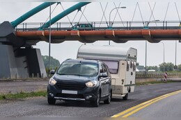 Anhängerkupplung eintragen lassen: Vorschriften bei Fahrzeugschein, TÜV & EU-Zulassung