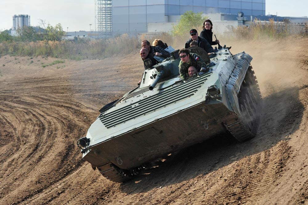 BMP Panzer fahren Foto basenio.de