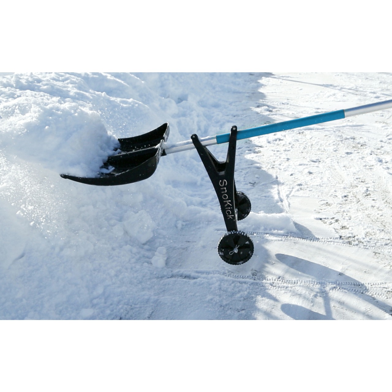 SnoKick® - Schneeschieber mit Rollen