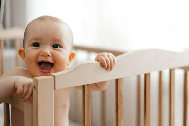 Baby in einem Babybett