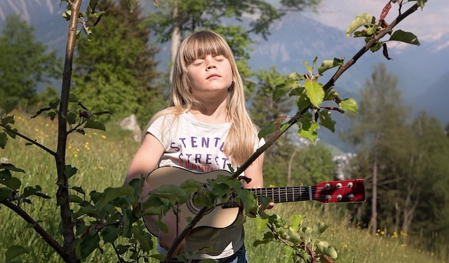 Mädchen, Sonne, Gitarre, Natur, Wald, Strauch