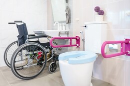Toilettensitzerhöhung auf Rezept: So erhalten Sie den Zuschuss der Krankenkasse für einen WC-Aufsatz