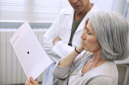 Altersbedingte Makuladegeneration: Symptome, Ursachen & Therapie für feuchte bzw. trockene AMD