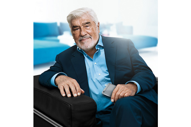 Mario Adorf, sitzend, Widex Hörgeräte