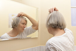 Plötzlich starker Haarausfall bei Frauen über 50 - Ursachen (Wechseljahre etc.) & Mittel gegen Haarausfall im Test