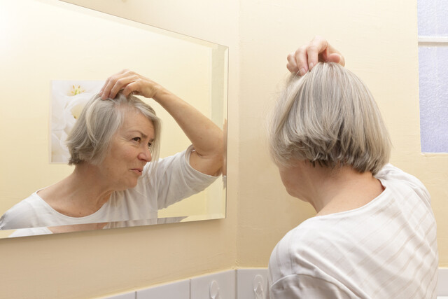 Haarausfall Frauen | Ursachen | Wechseljahre | über 50 | Mittel | Testsieger | was tun
