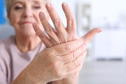 Rheuma in der Hand - Was hilft? Tipps zu Behandlung und Ernährung für Rheumapatienten
