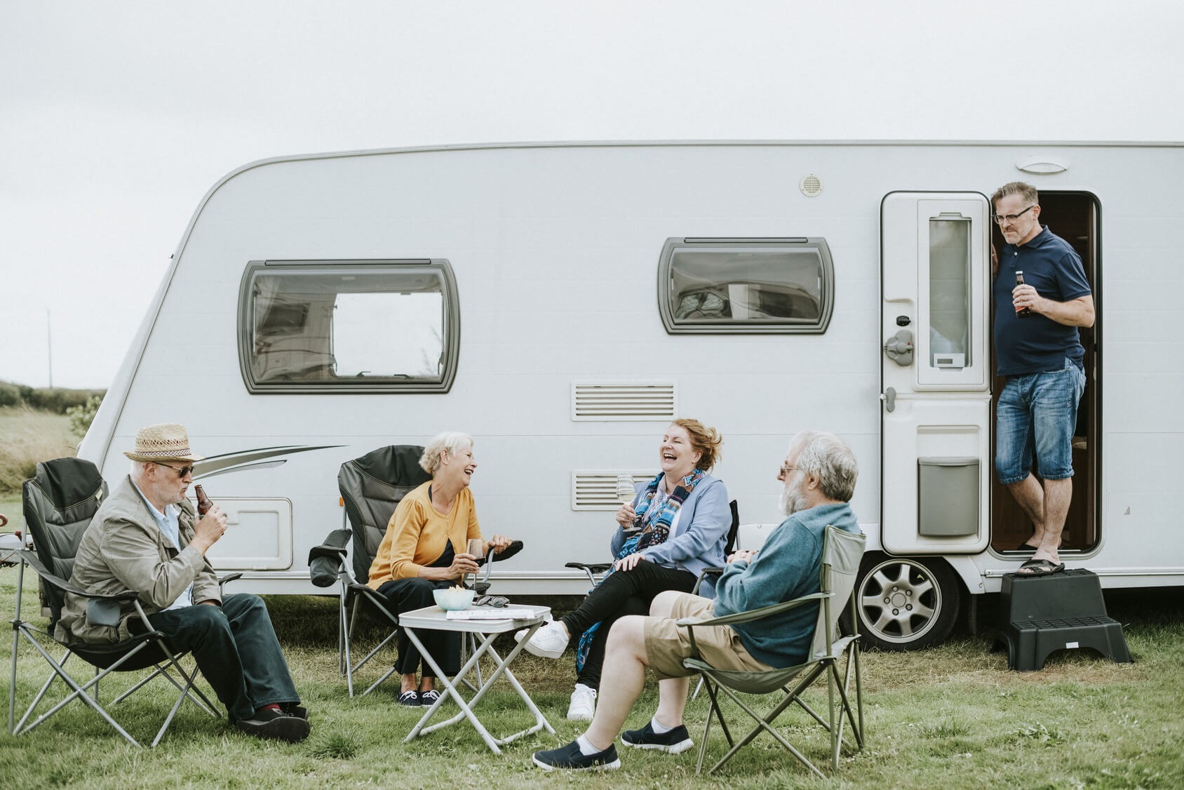 Natur, Wohnwagen, Freunde, lachen, Spaß, Alt, Senioren, Mann, Frau, Gruppe, Freunde, Urlaub, Ferien, Camping,campen, lachen