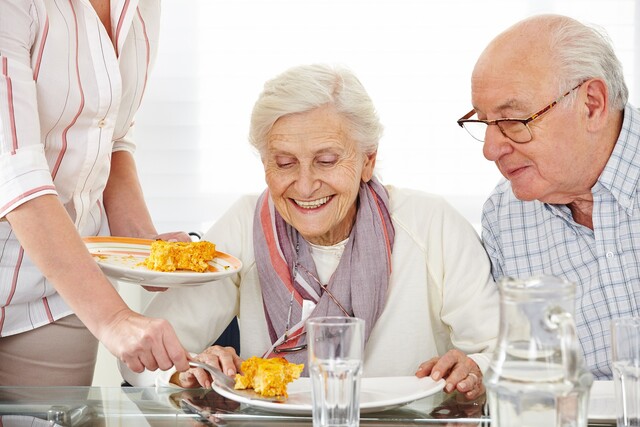 Essen, Rentner, Senioren, Essen auf Rädern, Mahlzeit, Ernährung, Pflege