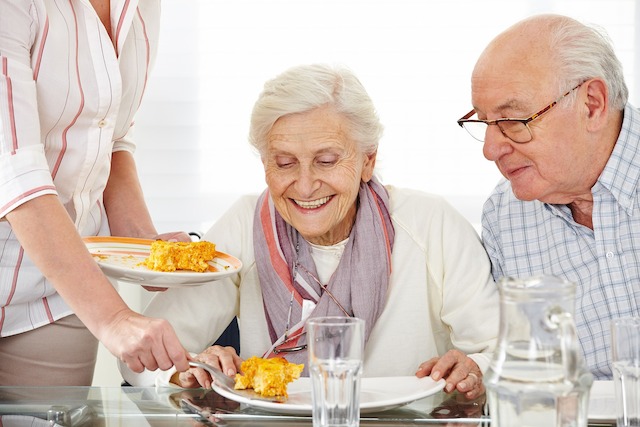 Essen, Rentner, Senioren, Essen auf Rädern, Mahlzeit, Ernährung, Pflege