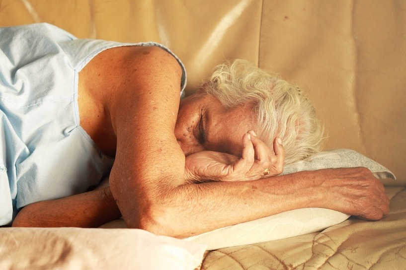 Im hohen Alter steigt die Wahrscheinlichkeit, Enuresis zu bekommen. Schlaf, schlafen, Bett, Demenz, Pflege, Alter, Frau