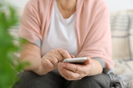 Seniorenhandy Test: 6 mobile Tastentelefone für ältere Menschen im Vergleich