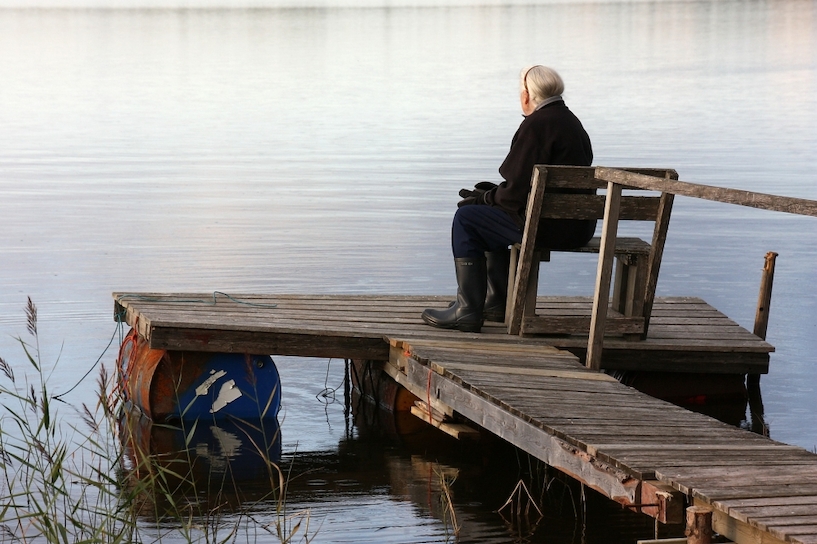 Seniorin blickt aufs Wasser P, Seniorin, Oma, Boot, See, einsam, Einsamkeit, Steg. Wasser