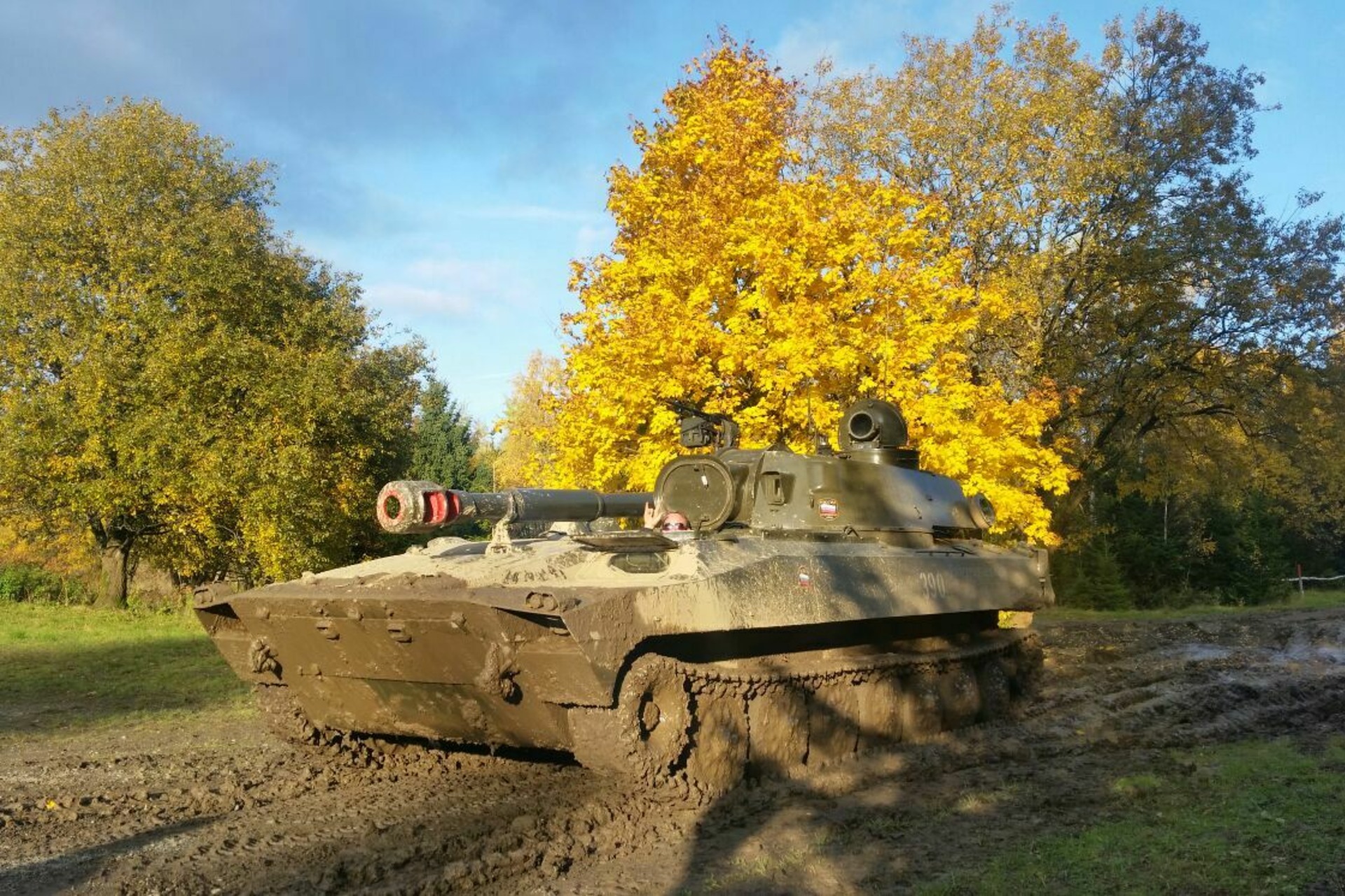 2S1-Panzerhaubitze-122 mm fahren