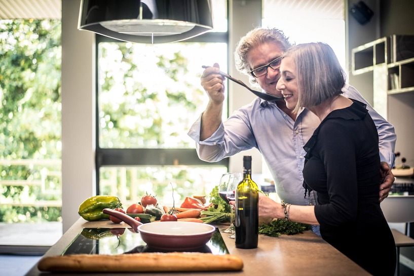 Eine säurearme Ernährung gehört zur Behandlung bei Essen, kochen, Küche, Gemüse, Salat, Öl, kosten, Ernährung, frisch, Pfanne, Möhren, Baguette, lecker, köstlich