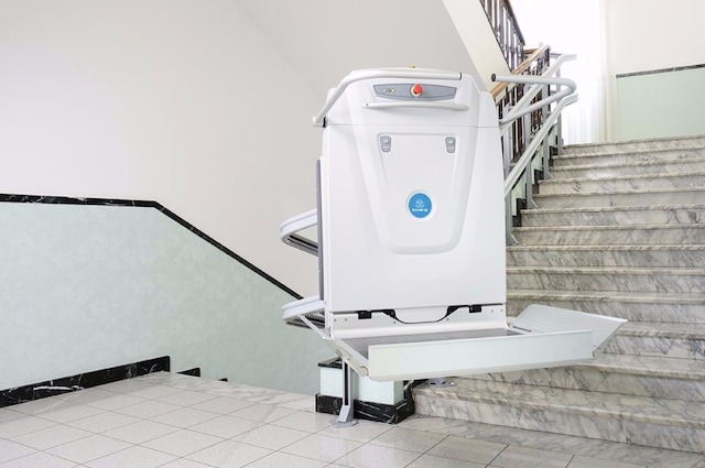 Der Plattformlift Supra von thyssenkrupp wird im Innenbereich genutzt. Supra, Plattformlift, Treppenlift, barrierefrei, Treppenhaus, Behinderung, Hausflur