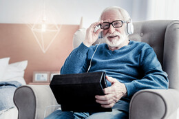 Kopfhörer für Senioren: Mit diesen Geräten hören Sie den Fernseher (TV) wieder richtig