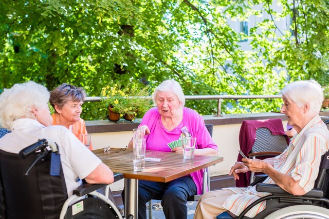 Spiele für Senioren mit Demenz | Gedächtnisspiele für Demenzkranke im Sitzen am Tisch