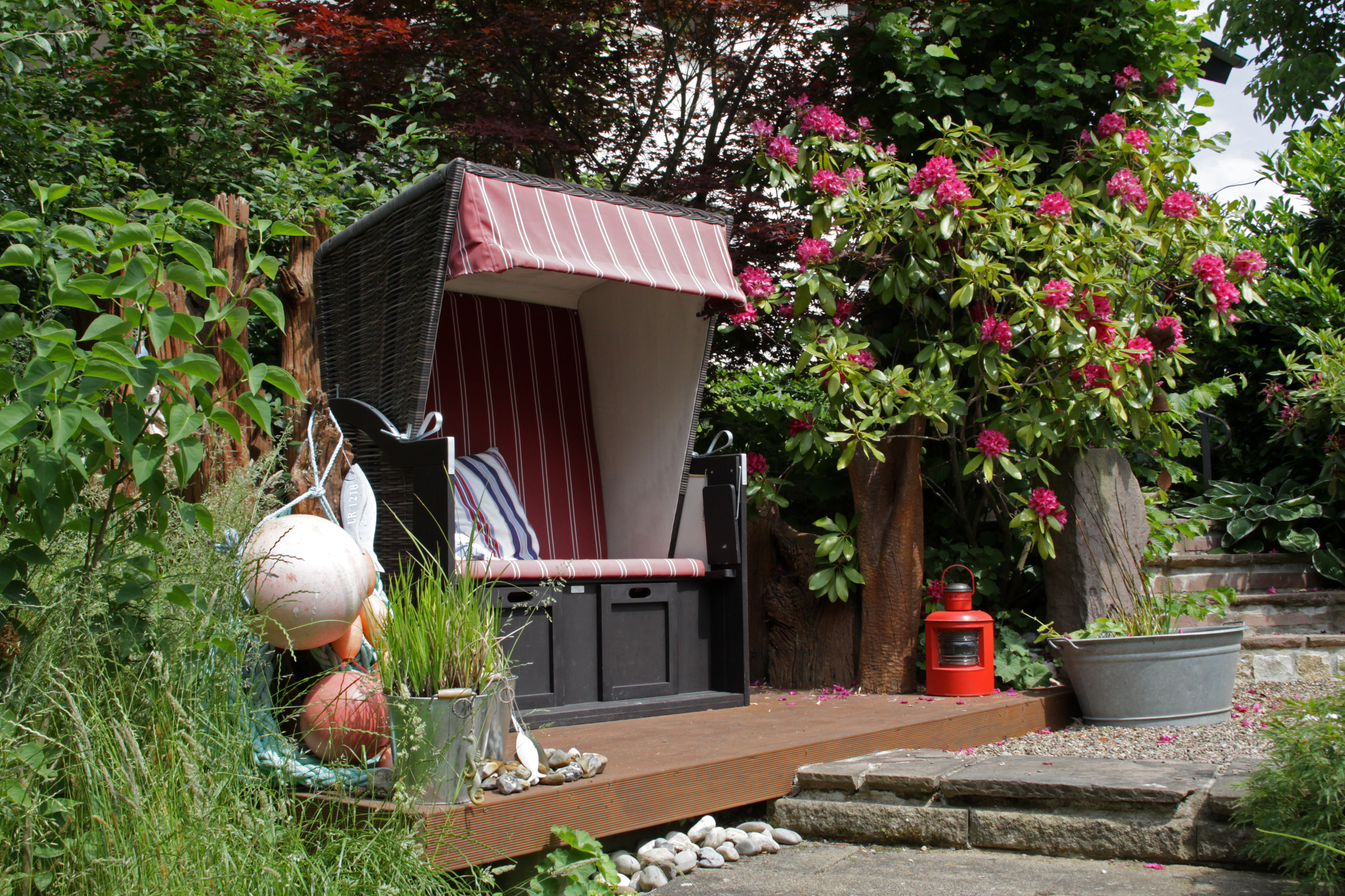 Strandkorb im Garten.