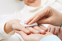 Welche Vorteile bieten die Pflegehilfsmittel-Pakete von SERIMED?