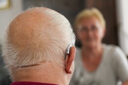 Die besten Hörgeräte für Senioren: Empfohlene Modelle und Preise von Hörhilfen für ältere Menschen