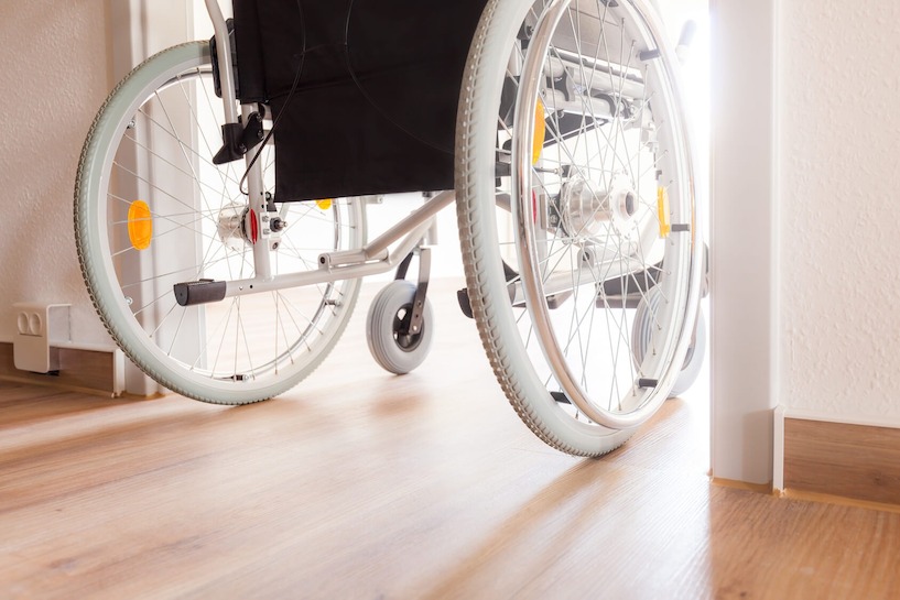 Bei barrierefreien Wohnraum müssen unter anderem die Durchgänge so breit sein, dass ein Rollstuhl durchfahren kann. barrierefrei, Rollstuhl, Durchgang, behindert, Behinderung, eng, Laminat, Türrahmen