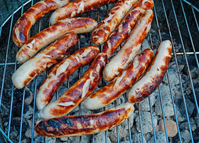 Direkt Grillen auf dem Holzkohlegrill. Holzkohle, grillen, BBQ, Bratwurst, Bratwürste, Essen, Fleisch, Wurst, Rost