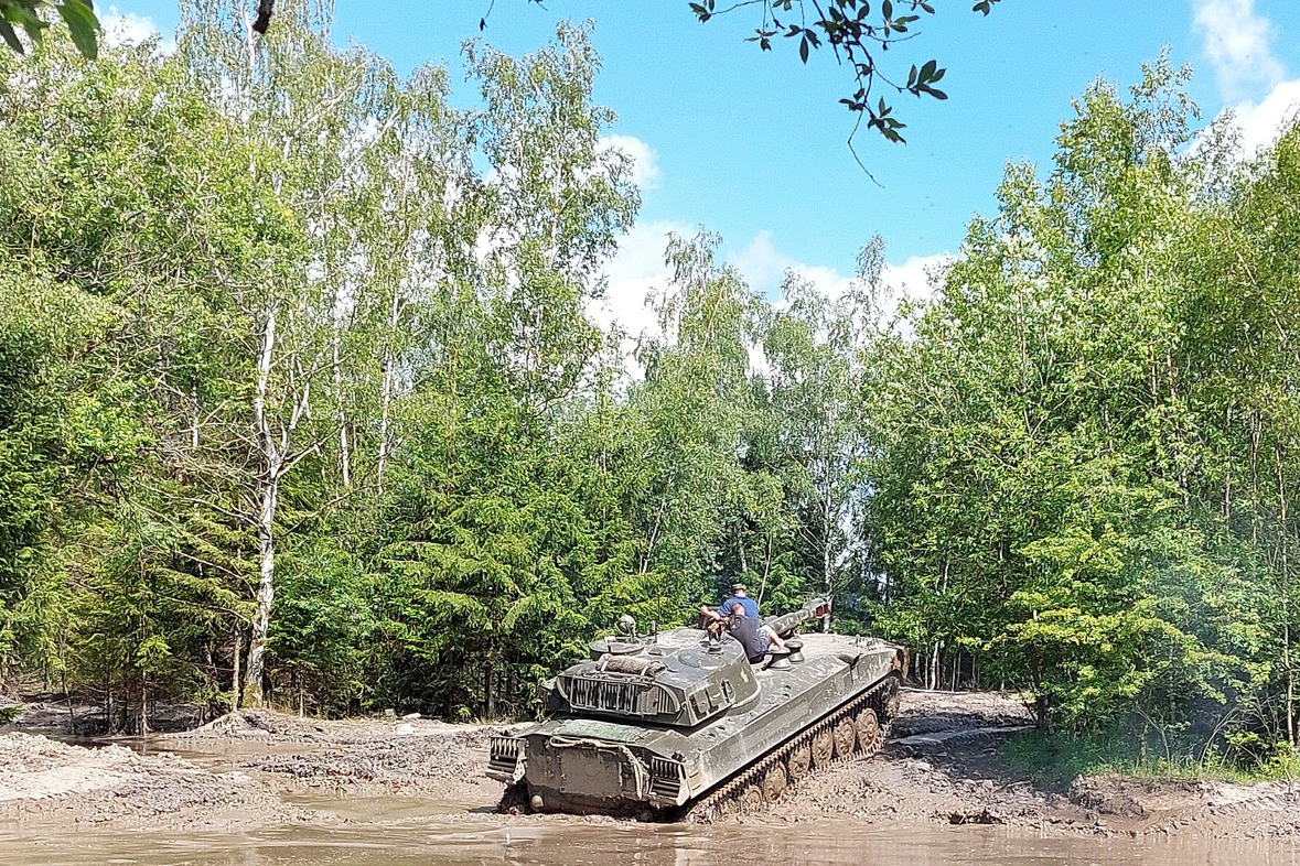 2S1-Panzerhaubitze-122 mm fahren