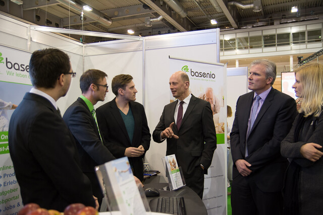 Wirtschaftsminister Wolfgang Tiefensee besucht basenio auf der Ignitition 2015