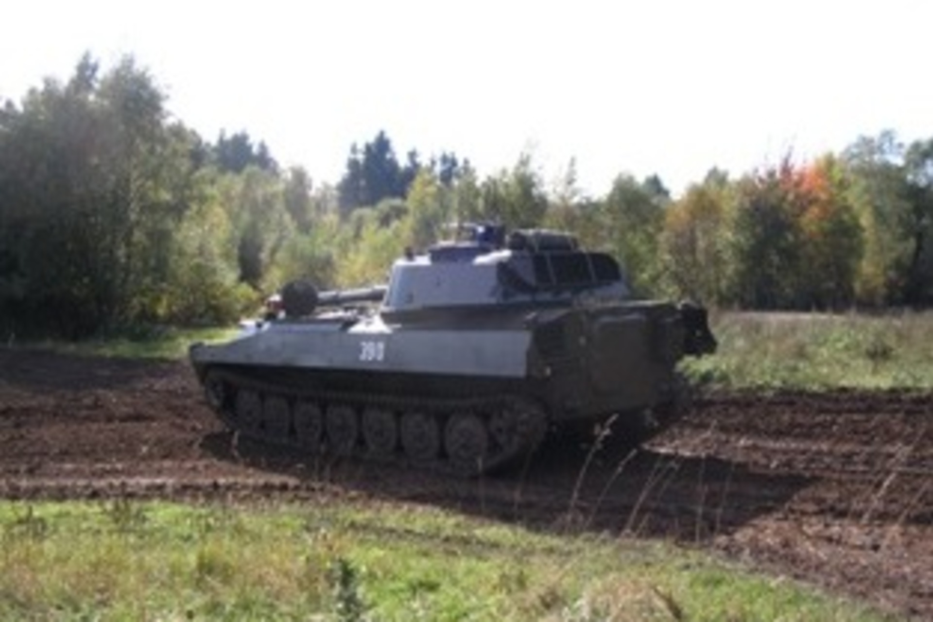 2S1-Panzerhaubitze-122 mm fahren