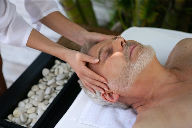 Wellness, Entspannung, Massage, massieren, entspannen, relaxen, Senior, Kopf, Hände