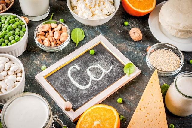 Calciumbedarf, Calcium, Ernährung, Käse, Obst, Milch, Erbsen, Nüsse, Joghurt, Quark
