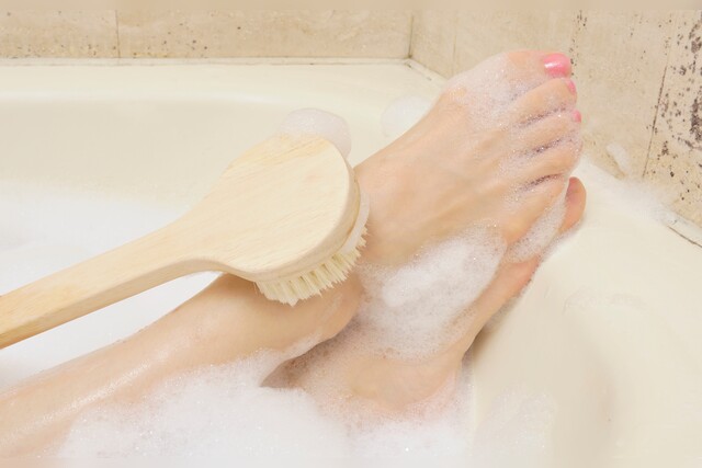 Füße waschen mit Bürste