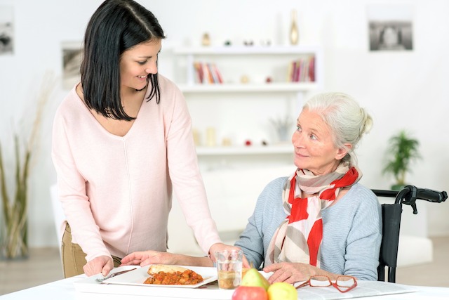 Pflege, Seniorenbetreuung, Enkel, Großmutter, Oma, Hilfe, Essen, Kochen, Frau, alt, jung, Rollstuhl