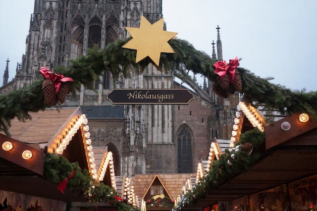 Weihnachtsmarkt, Tannenzweig, Schleifen, Hütten, Lichter, Stern, Nikolaus