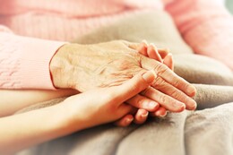 Jobs in der Altenpflege: Karrierechancen im Altenheim & der Pflege