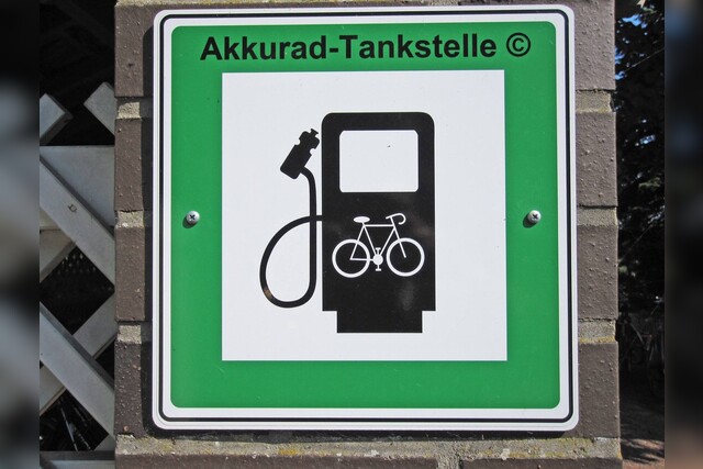 Akkurad Tankstelle, Verkehrsschild