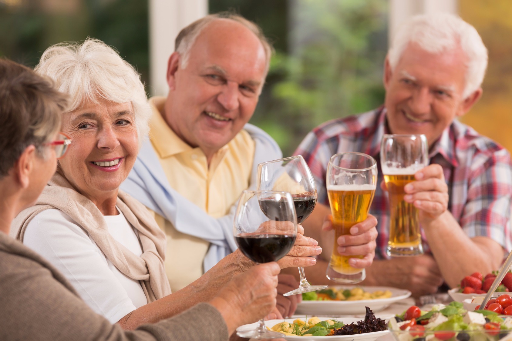 Senioren, Rentner, Alkohol, Bier, Wein, Essen, trinken, Gläser, Essen, anstoßen, Prost, Pils, Rotwein, Helles, Paarabend