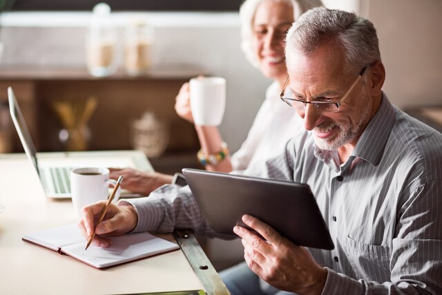 Tablet, Senioren, Best-Ager, Ratgeber, Laptop, Kaffee