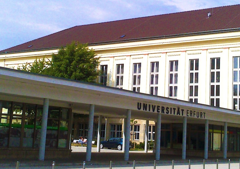 An der Universität Erfurt haben nicht nur die jüngeren Studenten Zutritt.) Universität, Seniorenstudium, Weiterbildung