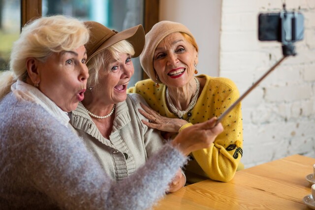 Selfie, Smartphone, Selfiestick, fotografieren, Foto, Damen, Trio, lustig, fröhlich