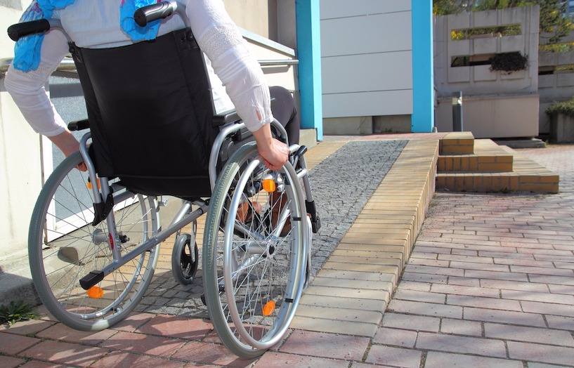 Dies ist eine besonders elegante Lösung für einen barrierefreien Zugang. rollstuhl, auffahrt, barrierefrei, behinderung, rampe