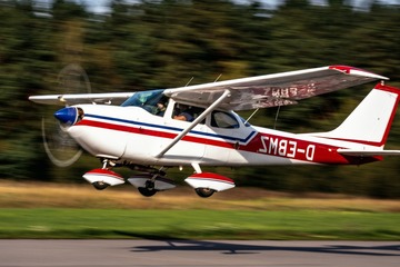 Rundflug im Motorflugzeug Cessna 172 (für bis 3 Personen)