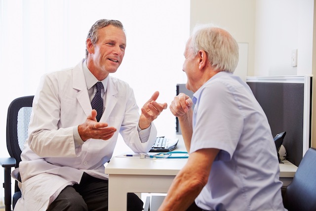 Arztgespräch, Arzt, Doktor, Medizin, Gesundheit, Senior, Rentner, unterhalten, reden, Arztpraxis