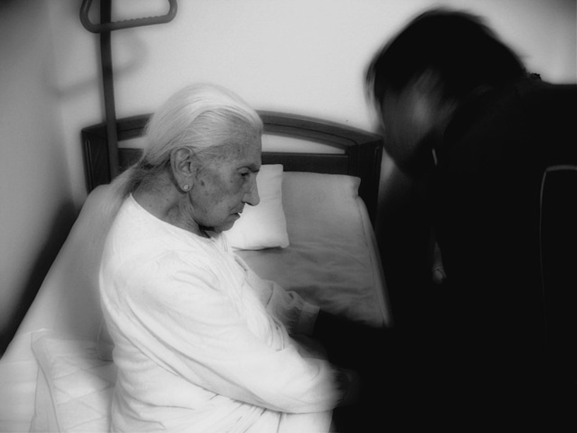 Wenn Sie einen Pflegeplatz in Deutschland nicht finanzieren können, müssen Sie sich nach Alternativen umsehen. Pflege, Pflegefall, Frau, Hilfe, Fürsorge