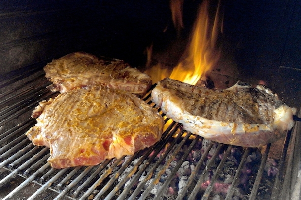 Der Klassiker: das Grillen mit Holzkohle Grillen, Holzkohle, Steak