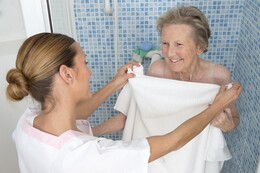 Altersgerechte Dusche: Umbauen & Förderung - So erhalten Sie den Zuschuss