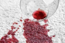 Rotweinflecken entfernen auf Teppich & Kleidung: Das sind Omas beste Tipps