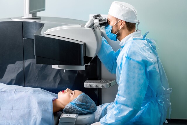 Augen lasern, Operation, Lasern, OP-Saal, Geräte, Arzt